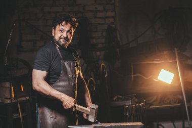 Smithy içinde üst düzey demirci.