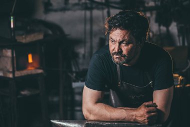 Serin demirci portre atölye