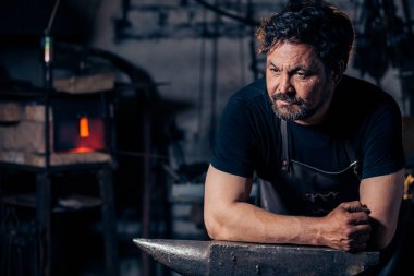 metal örs üzerinde çalışmak hazırlanıyor demirci portresi