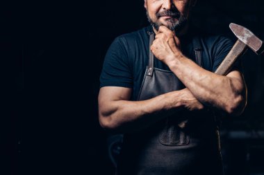 metal örs üzerinde çalışmak hazırlanıyor demirci portresi