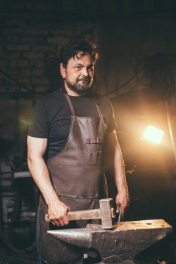 Smithy içinde üst düzey demirci.