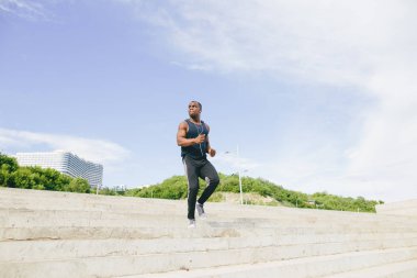 Merdivenlerden, merdivenleri koşu sırasında açık eğitim kadar Afrika çalışan adam