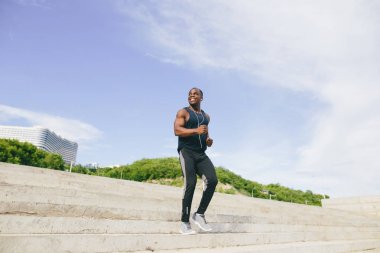 Tribünde enerji ile Afrika genç adam atlet adımları