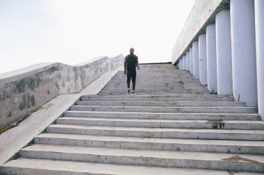 Tribünde enerji ile Afrika genç adam atlet adımları