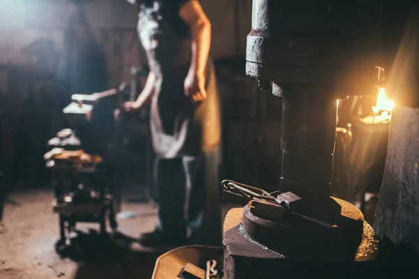 Mannelijke smid vormgeven van metaal in hamer machine werkplaats — Stockfoto