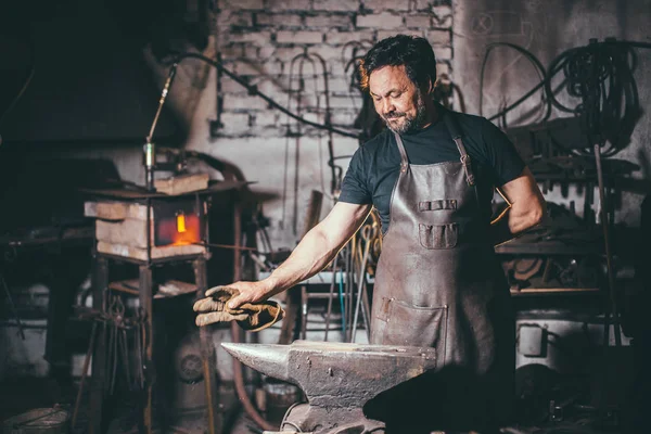 Serin demirci portre atölye