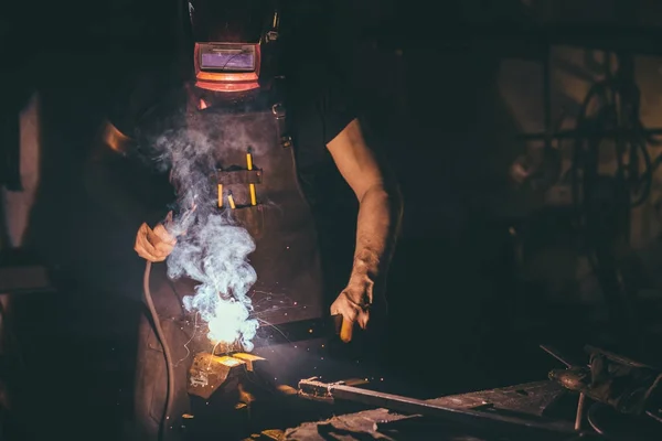 Svetsare industriell fordonsdel i fabrik — Stockfoto