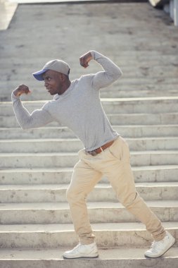 Güzel Afrikalı adamın kaslarına gösterilen