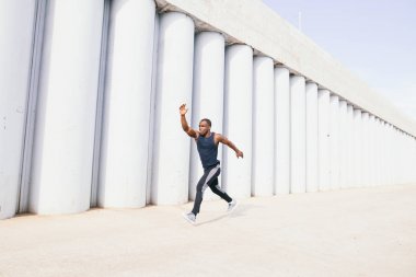 Çekici egzersiz açık yapan hızlı günbatımı ışık, siyah erkek koşan adam uygun