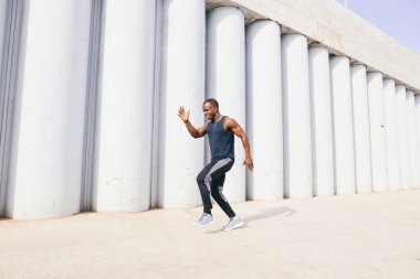 sokakta Sprint kesilmiş siyah atlet yan görünüm.