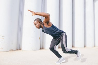 Çekici egzersiz açık yapan hızlı günbatımı ışık, siyah erkek koşan adam uygun