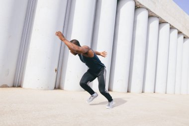 Sağlıklı genç atletik adam yol