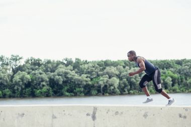 Sağlıklı genç atletik adam yol