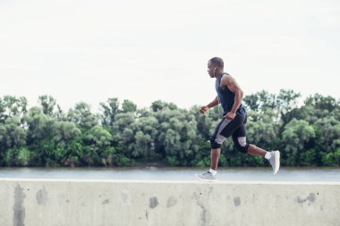 Çekici egzersiz açık yapan hızlı günbatımı ışık, siyah erkek koşan adam uygun