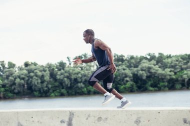 Çekici egzersiz açık yapan hızlı günbatımı ışık, siyah erkek koşan adam uygun