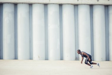 Çekici egzersiz açık yapan hızlı günbatımı ışık, siyah erkek koşan adam uygun