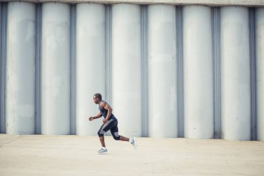 Sağlıklı genç atletik adam yol