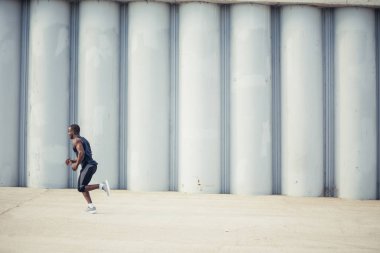 Çekici egzersiz açık yapan hızlı günbatımı ışık, siyah erkek koşan adam uygun