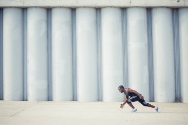Çekici egzersiz açık yapan hızlı günbatımı ışık, siyah erkek koşan adam uygun