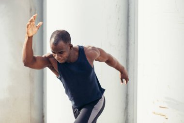 Çekici egzersiz açık yapan hızlı günbatımı ışık, siyah erkek koşan adam uygun