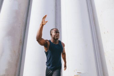 Önden Görünüm sağlıklı genç atletik adam çalıştıran