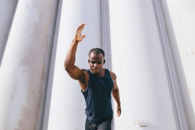 Önden Görünüm adam başlangıç içinde belgili tanımlık geçmiş mavi gökyüzü ile çalışan