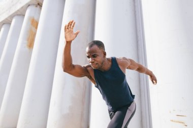 Önden Görünüm sağlıklı genç atletik adam çalıştıran