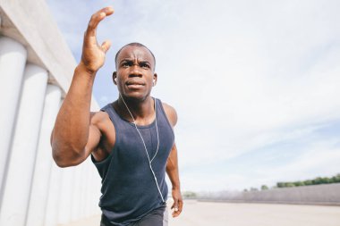 Afrika kökenli Amerikalı adam adımları açık havada çalışan onun 30s.