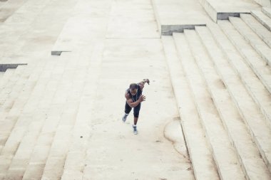 Önden Görünüm adam başlangıç içinde belgili tanımlık geçmiş mavi gökyüzü ile çalışan