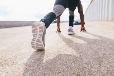 Afrikalı atlet somut yolda başlatmak hazırlanıyor