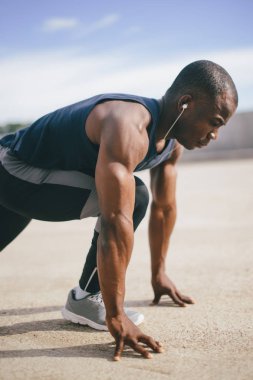 poz başlayan bir genç Afrika kas kurmak adam