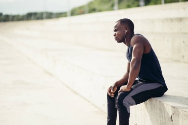 Egzersiz egzersiz sonrası istirahat genç spor adamı.