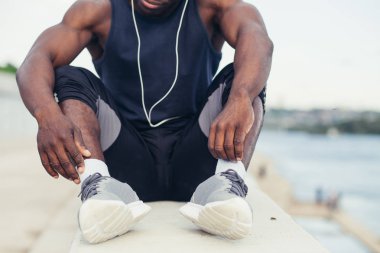 Egzersiz egzersiz sonrası istirahat genç spor adamı.