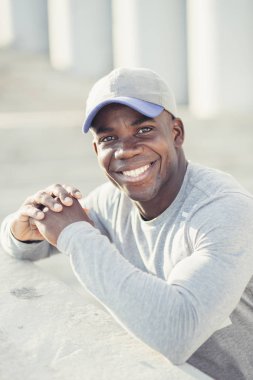 Afrikalı atlet geliyor sonra egzersiz fitness Club eve