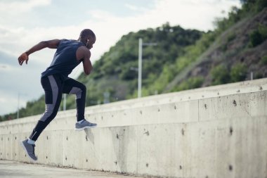 Sportif adam eğitim - koşucu koşu, sağlıklı yaşam ve spor kavramı