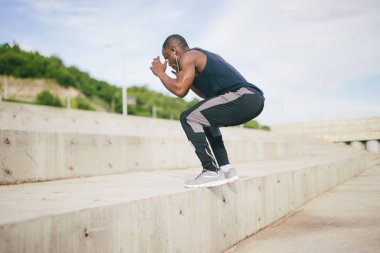 Sportif adam eğitim - koşucu koşu, sağlıklı yaşam ve spor kavramı