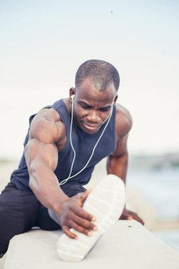 Sabah egzersiz yapmadan önce bacaklarını germe siyah spor giyim Runner