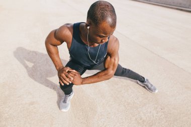 Sabah egzersiz yapmadan önce bacaklarını germe siyah spor giyim Runner