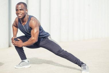 Sabah egzersiz yapmadan önce bacaklarını germe siyah spor giyim Runner