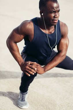 Sabah egzersiz yapmadan önce bacaklarını germe siyah spor giyim Runner