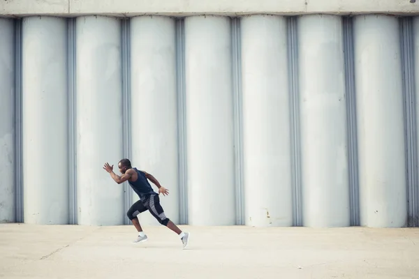 Вид збоку вирізаного чорного спортсмена, що спринтується на вулиці . — стокове фото