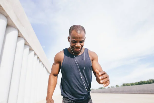 Вид спереду Здоровий молодий атлетичний чоловік біжить — стокове фото