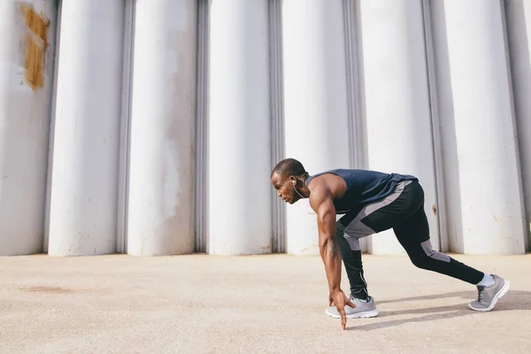 En ung afrikansk muskulös bygga mannen på Start pose — Stockfoto