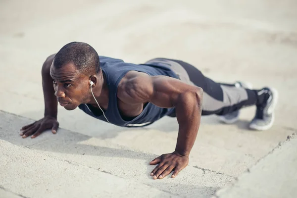 Man push-ups doen. Fitness model outdoor training — Stockfoto