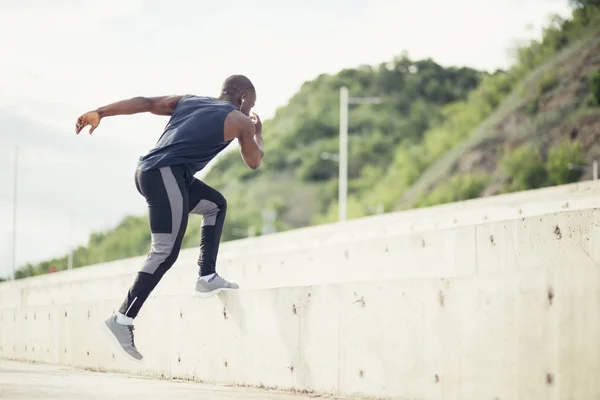Sportif adam eğitim - koşucu koşu, sağlıklı yaşam ve spor kavramı — Stok fotoğraf