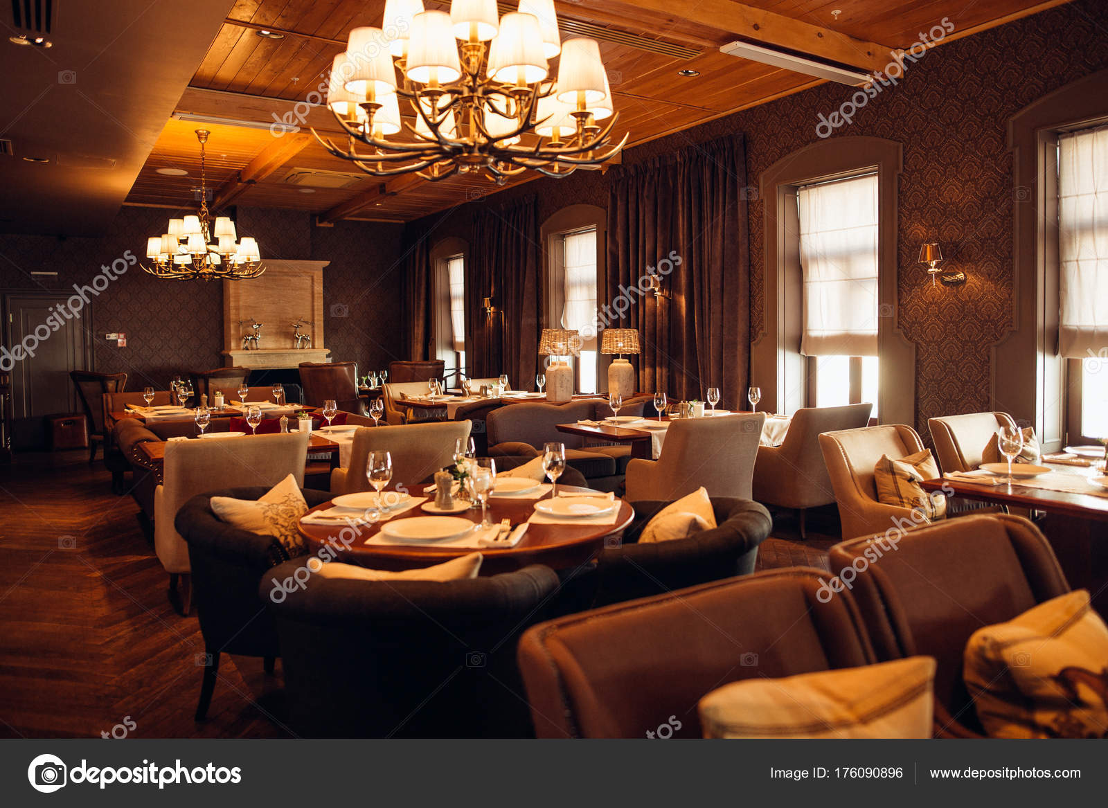 Interieur eines modernen Restaurants, klassisches Design, tagsüber ... Interieur eines modernen Restaurants, klassisches Design, tagsüber ...