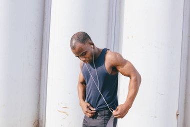 Afrika kökenli Amerikalı sporcu veya jogging yapan. siyah adam müzik