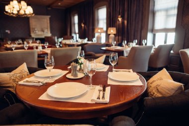 Ahşap klasik mobilyalarla modern ve basit bir kafe..