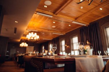 Ahşap klasik mobilyalarla modern ve basit bir kafe..