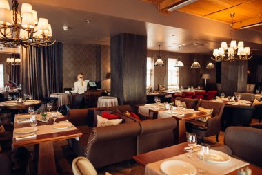 Ahşap klasik mobilyalarla modern ve basit bir kafe..